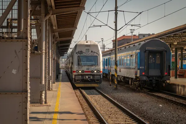 Prag CZ 07 21 2024 yaz sabahı başkentteki ana tren istasyonu