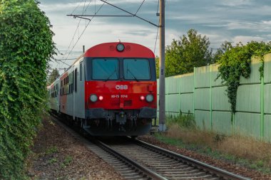 Avusturya 'dan gelen yolcu treniyle kırmızı elektrikli lokomotif Ceske Budejovice CZ 07 27 2024