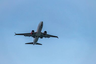 Deniz yaz hattı sıcak bir gecede Ceske Budejovice CZ 07 27 2024 'e iniyor.