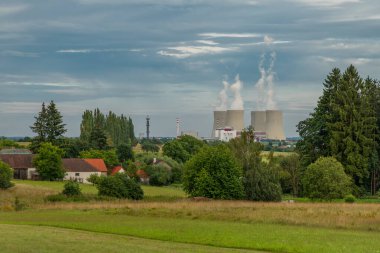 Yaz mevsiminde yeşil çayırlı nükleer enerji santrali Temelin CZ 07: 26 2024