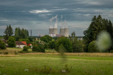 Yaz mevsiminde yeşil çayırlı nükleer enerji santrali Temelin CZ 07: 26 2024