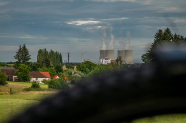 Yeşil çayır üzerinde bisikleti olan köy ve saman nükleer enerji santrali Temelin CZ 07 26 2024
