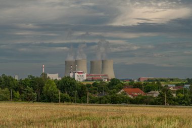 Yaz akşamları Temelin CZ 07-26 2024 'te tahıl tarlaları olan nükleer enerji santrali.