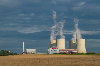 Yaz akşamları Temelin CZ 07-26 2024 'te tahıl tarlaları olan nükleer enerji santrali.