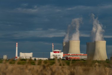 Yaz akşamları Temelin CZ 07-26 2024 'te tahıl tarlaları olan nükleer enerji santrali.