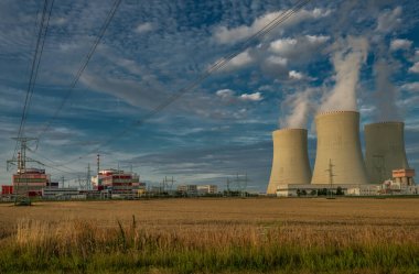 Yaz akşamları Temelin CZ 07-26 2024 'te tahıl tarlaları olan nükleer enerji santrali.