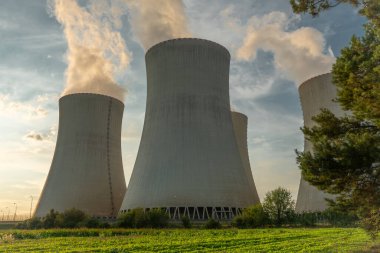 Yaz akşamı Temelin CZ 07-26 2024 'te çiçekli ve meyve ağaçlı nükleer santral.