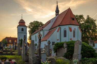 Temelin CZ 07 26 2024 'teki St. Prokop kilisesiyle akşam