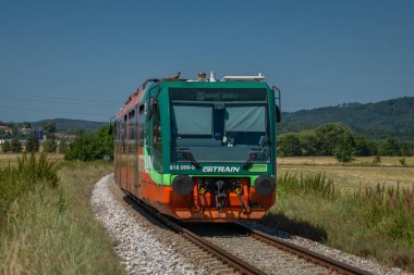 Vodnany CZ 07 31 2024 'te demiryolu ve yeşil araziler yakınında sıcak mavi gökyüzü güneşli bir gün