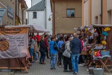Bulutlu bir yaz gününde Vysoke Nad Jizerou CZ 08 03 2024 'teki tezgahtar ve tezgahtarlarla eğlence.