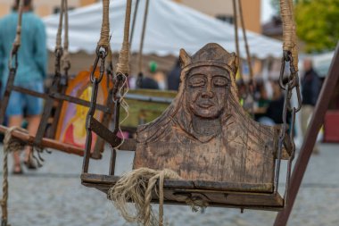 Bulutlu bir yaz gününde Vysoke Nad Jizerou CZ 08 03 2024 'teki tezgahtar ve tezgahtarlarla eğlence.