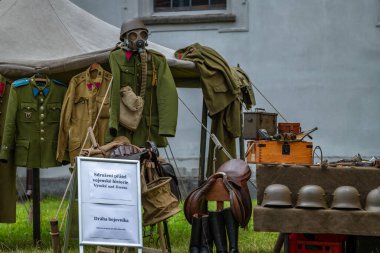 Bulutlu bir yaz gününde Vysoke Nad Jizerou CZ 08 03 2024 'teki tezgahtar ve tezgahtarlarla eğlence.