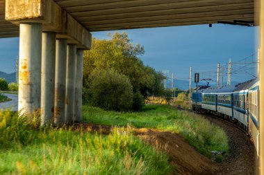 Yazın Brno 'dan Sumperk' e hızlı trenden Bludov CZ 08 2024 yakınlarında görüntüler
