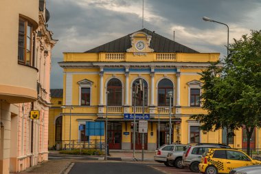 Güneşli bir yaz akşamı Moravia 'da tren istasyonunda Sumperk CZ 08 2024' te trenlerle