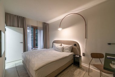 Yazın modern tarz temiz otel odası için kapalı manzara Sumperk CZ 08 2024 'te güzel bir akşam.