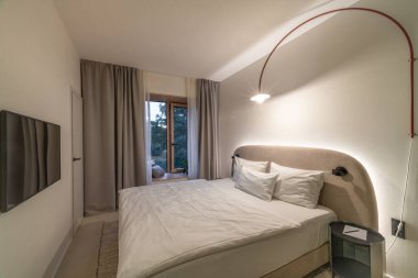 Yazın modern tarz temiz otel odası için kapalı manzara Sumperk CZ 08 2024 'te güzel bir akşam.