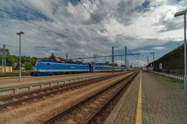 Veseli nad Luznici İstasyonu CZ 08 16 2024 'te yaz sıcağı mevsiminde peronda.