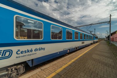Veseli nad Luznici İstasyonu CZ 08 16 2024 'te yaz sıcağı mevsiminde peronda.