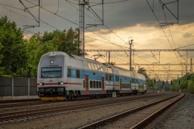 Ricany CZ 08 16 2024 'te Prag' ın başkenti yakınlarında yeni platforma sahip tren istasyonları