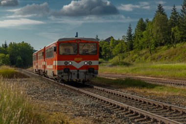 Moldava CZ 06 24 2024 'te yaz güneşli bir sabah treni.