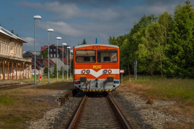 Moldava CZ 06 24 2024 'te yaz güneşli bir sabah treni.