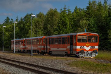 Moldava CZ 06 24 2024 'te yaz güneşli bir sabah treni.