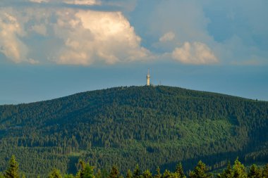 Fichtelberg Tepesi No: 06 2024 'te yaz mevsiminde Almanya' daki dağların manzarası