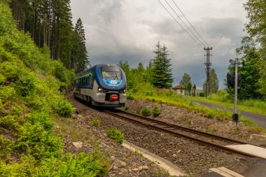Yaz bulutlu bir günde Potucky CZ 06 27 2024 'te küçük bir kavşakta tren.