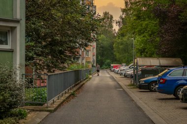 Liberec CZ 08: 30 2024 'te yaz akşamı araçlarla yeni yollar ve karayolları kesişiyor