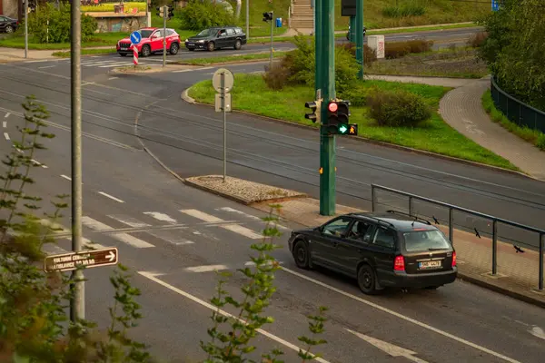 Liberec CZ 08: 30 2024 'te yaz akşamı araçlarla yeni yollar ve karayolları kesişiyor