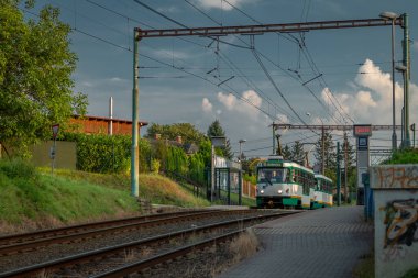 Yaz akşamı Liberec CZ 08: 30 2024 'te U lomu durağı yakınlarındaki yamaçta tramvaylar