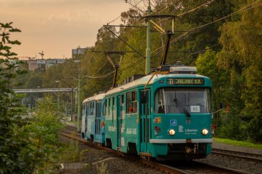 Yaz akşamı Liberec CZ 08: 30 2024 'te U lomu durağı yakınlarındaki yamaçta tramvaylar