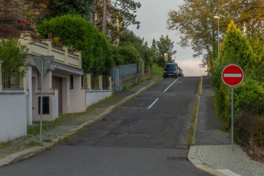 Liberec CZ 08 31 2024 'teki bayır caddelerinde sıcak yaz sabahı