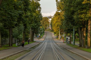 Liberec CZ 08 31 2024 'teki bayır caddelerinde sıcak yaz sabahı