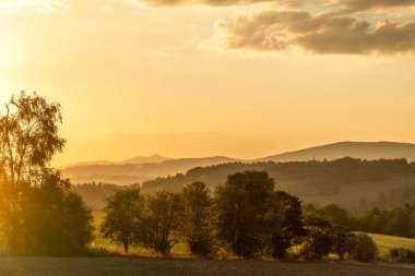 Krkonose Ulusal Parkı 'ndaki Vysoke Nad Jizerou kasabası yakınlarında güzel turuncu gün batımı