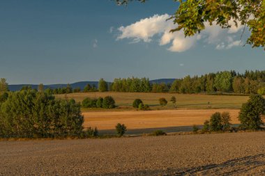 Krkonose Ulusal Parkı 'ndaki Vysoke Nad Jizerou kasabası yakınlarında güzel turuncu gün batımı