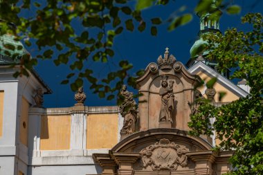 Pribram CZ 09 06 2024 'te yazın sıcak ve güneşli geçen eski tarihi binalar.