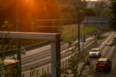 Liberec şehrinde yaz akşamında araçlarla yeni yollar ve karayolları kesişiyor