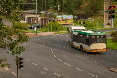 Liberec CZ 08: 30 2024 'te yaz akşamı araçlarla yeni yollar ve karayolları kesişiyor