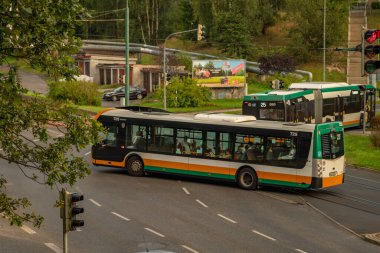Liberec CZ 08: 30 2024 'te yaz akşamı araçlarla yeni yollar ve karayolları kesişiyor