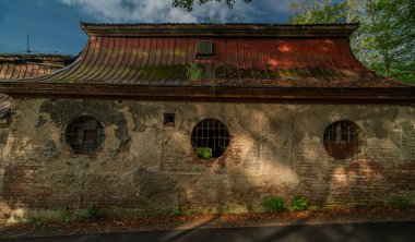 Liberec CZ 08 31 2024, Liberec yakınlarındaki yaz ormanlarındaki eski evin harabesi.