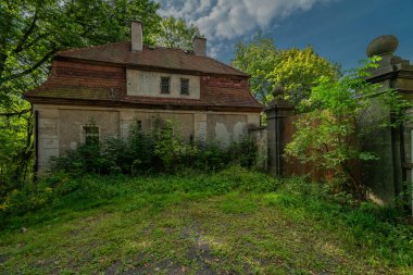 Liberec CZ 08 31 2024, Liberec yakınlarındaki yaz ormanlarındaki eski evin harabesi.