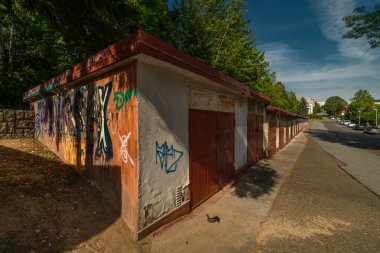 Liberec CZ 08 31 2024 'te yaz aylarında sıcak ve güneşli bir günde yeni binalar