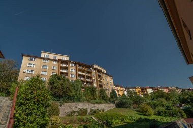 Yazın mavi gökyüzünde eski binalar Kasabada sıcak bir gün Tabor CZ 09 18 2024