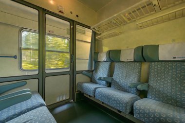 Brno 'dan Plzen' e giden hızlı trende eski birinci sınıf kompartıman Ceske Budejovice CZ 09 18 2024