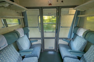 Brno 'dan Plzen' e giden hızlı trende eski birinci sınıf kompartıman Ceske Budejovice CZ 09 18 2024