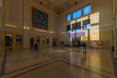 Ceske Budejovice CZ 09 18 2024 'te günbatımı renkli akşam ışığı olan yeni istasyon salonu