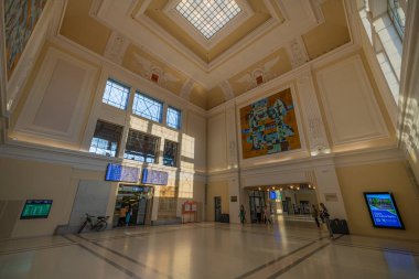 Ceske Budejovice CZ 09 18 2024 'te günbatımı renkli akşam ışığı olan yeni istasyon salonu