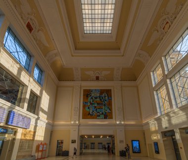 Ceske Budejovice CZ 09 18 2024 'te günbatımı renkli akşam ışığı olan yeni istasyon salonu