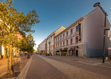 Ceske Budejovice CZ 09 18 2024 'te yaz akşamları sıcak ve güneşli günbatımı renkleri